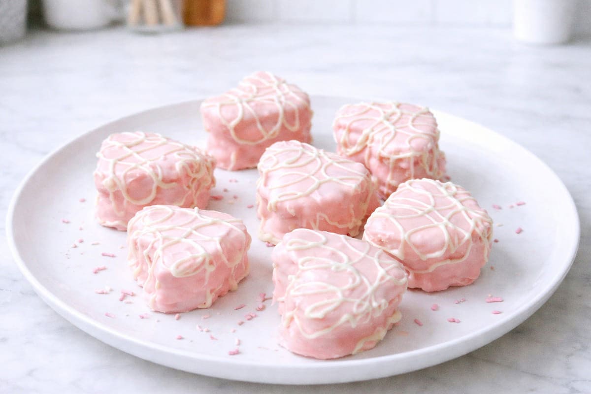 Cute Valentine’s Heart Cakes (Copycat Little Debbie)